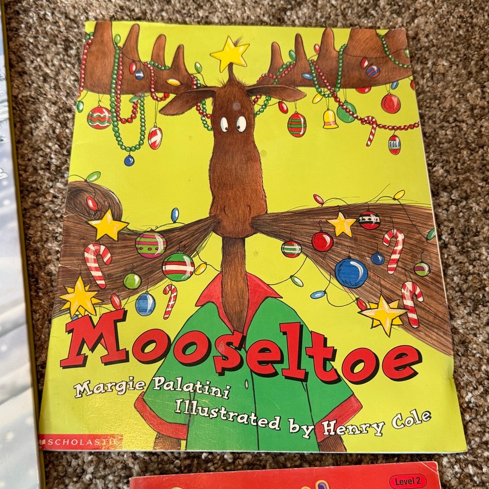 Christmas Book Bundle – 4 Kids’ Books & 1‎ game - Picture 3 of 6